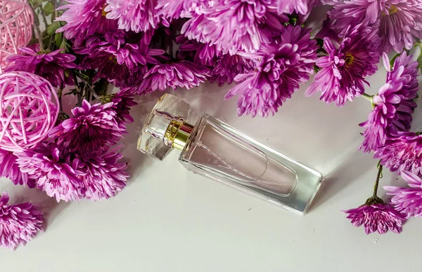 Perfume con aroma floral — Foto de Stock