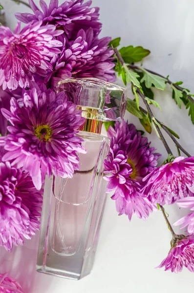 Perfume com aroma floral — Fotografia de Stock