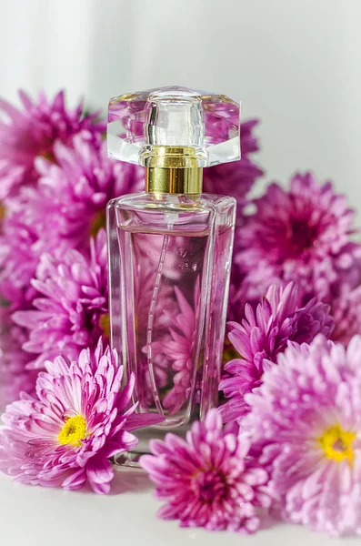 Perfume con aroma floral —  Fotos de Stock