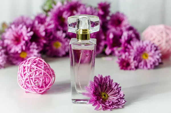 Perfumy z kwiatowym zapachem — Zdjęcie stockowe
