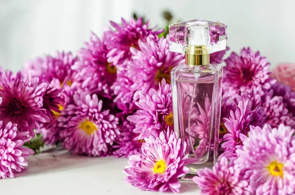 Perfume con aroma floral — Foto de Stock