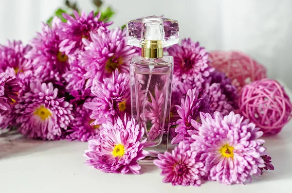 Perfumy z kwiatowym zapachem — Zdjęcie stockowe