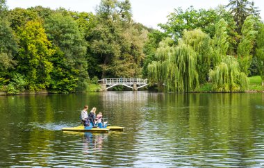 bir park gölet bir katamaran üzerinde aile