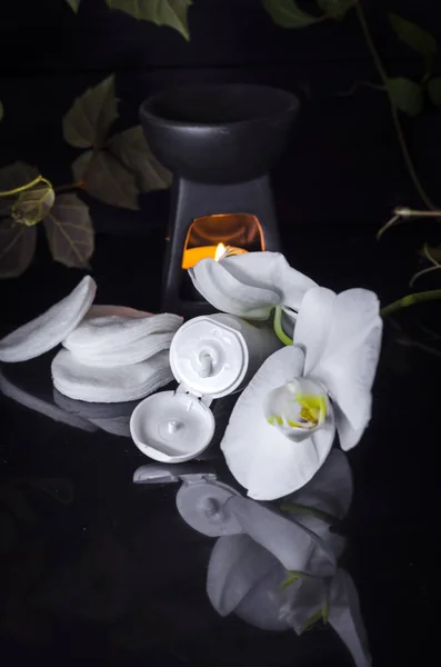 Herbal dermatologische cosmetische hygiënische crème met bloemen voor huidverzorging — Stockfoto