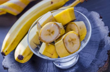 Muz dilimleri bir kase