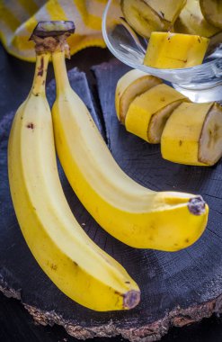 Muz dilimleri bir kase