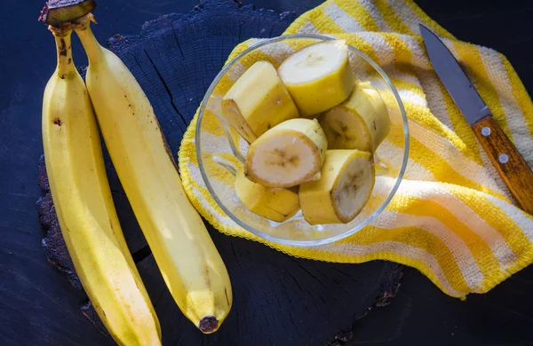 Rebanadas de plátano en un bol —  Fotos de Stock