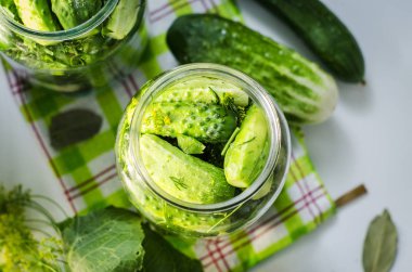 bankalarda salatalık, kış için canning süreci