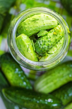 bankalarda salatalık, kış için canning süreci