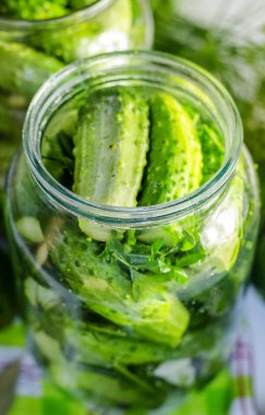 bankalarda salatalık, kış için canning süreci