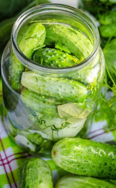 bankalarda salatalık, kış için canning süreci