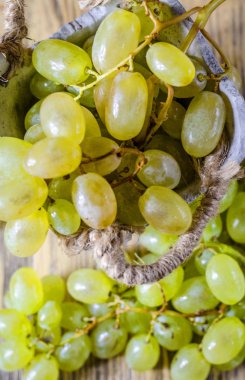 Bir demet yeşil üzüm.
