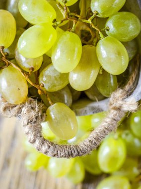 Bir demet yeşil üzüm.