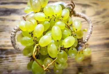 Bir demet yeşil üzüm.