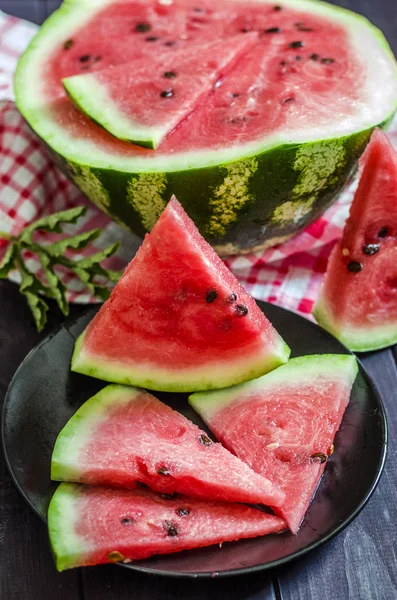 Rijpe watermeloen op tafel — Stockfoto