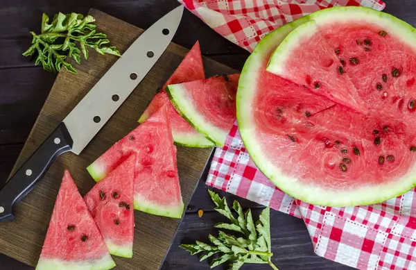 Rijpe watermeloen op tafel — Stockfoto