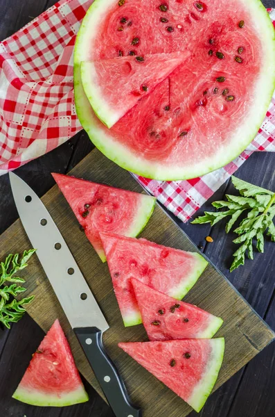Rijpe watermeloen op tafel — Stockfoto
