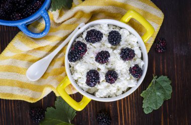 süzme peynir ile blackberry