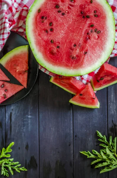 Rijpe watermeloen op tafel — Stockfoto