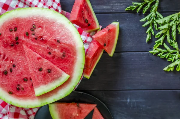 Rijpe watermeloen op tafel — Stockfoto