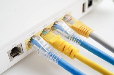 İnternet servis sağlayıcısına bağlı ethernet kablosu. 