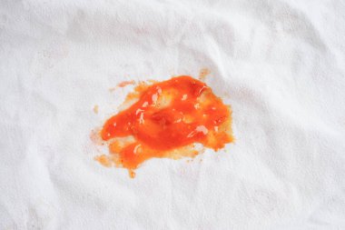 Kirli baharatlı sos lekesi. Çamaşır deterjanıyla yıkamak, ev işlerini temizlemek için..