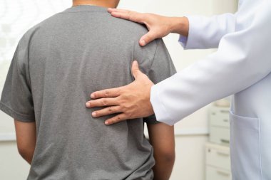 Fizik tedavi, Asyalı terapist tedavisi. Genç adam hastanede acı çekiyor..