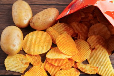 Patates cipsi, leziz BBQ baharatlı Crips, ince dilimlenmiş kızarmış abur cubur fast food.