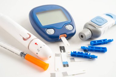 Glukometre neşter ve test çubuğu diyabet için insan kan şekeri seviyesini ölçüyor.
