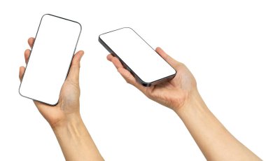 Akıllı telefonu elinde tutan Asyalı kadın beyaz arkaplanda kırpma yolu ile izole edilmiş boş ekran ile.