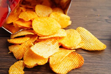 Patates cipsi, leziz BBQ baharatlı Crips, ince dilimlenmiş kızarmış abur cubur fast food.