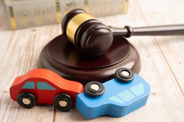 Araba kazası davası ve sigorta, araba modelli yargıç çekici..