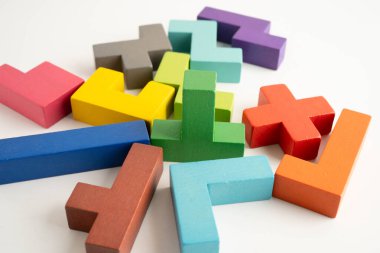 Mantıksal düşünme ve problem çözme problemi yaratıcı iş, ahşap bulmaca geometrik blok şekli.