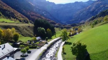 Hava video--dan belgili tanımlık sel, Cirque de Gavarnie sonbaharda dron tarafından