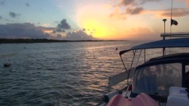 Günbatımı Petite Terre, Guadeloupe, Yelkenli üzerinde