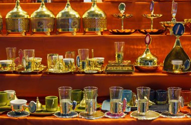 Geleneksel el yapımı çay ve kahve takımları veya çaydanlıklar, Mısır Çarşısı ve kapalı çarşı, Istanbul, Türkiye