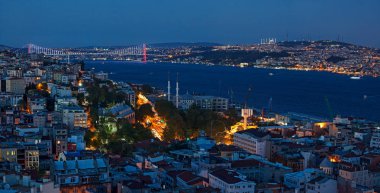 Boğaz manzaralı geceleri Galata Kulesi'nden