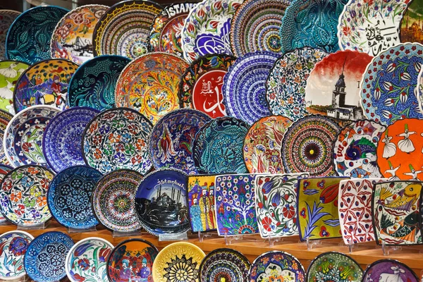 イスタンブール トルコのグランド バザールで伝統的なトルコ陶器グッズのコレクション — ストック写真