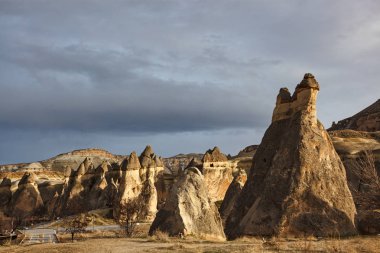 güzel Cappadocia peyzaj ve yağmurlu gökyüzü bulutlar şeklinde kayalarda 