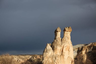 güzel Cappadocia peyzaj ve bulutlu gökyüzü şekilli kayalarda 