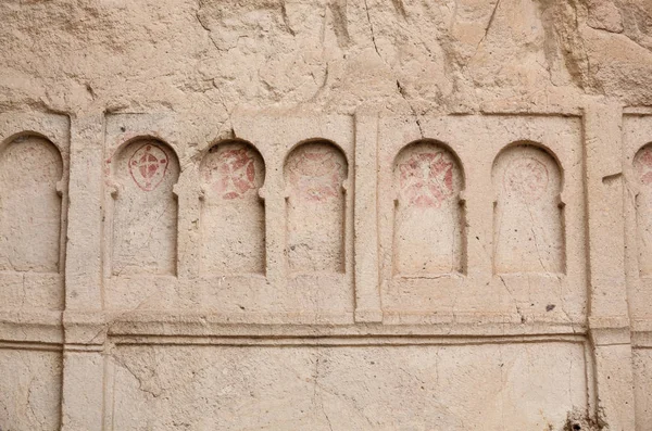 カッパドキアのギョレメにアーチが砂の教会の壁 — ストック写真