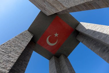 Memorial mezarlığı Çanakkale kule martydrom ve kırmızı Türk bayrağı ile 