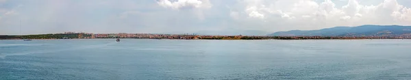 Deniz Suyu Ufukta Şehir Panoramik Çekim — Stok fotoğraf