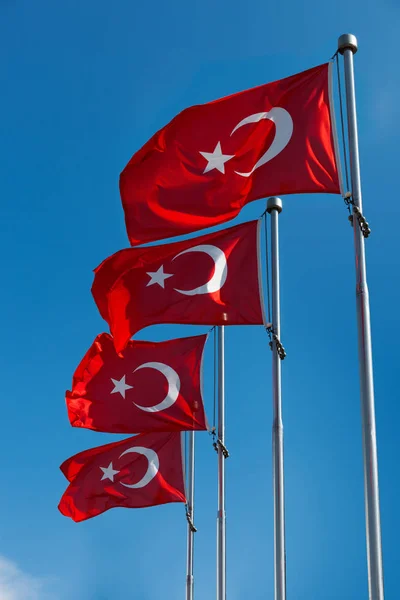 Wymachując Flagami Turecki Przeciwko Niebo — Zdjęcie stockowe