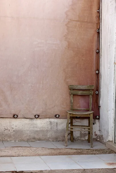 Staré Dřevěné Židle Před Zdí — Stock fotografie