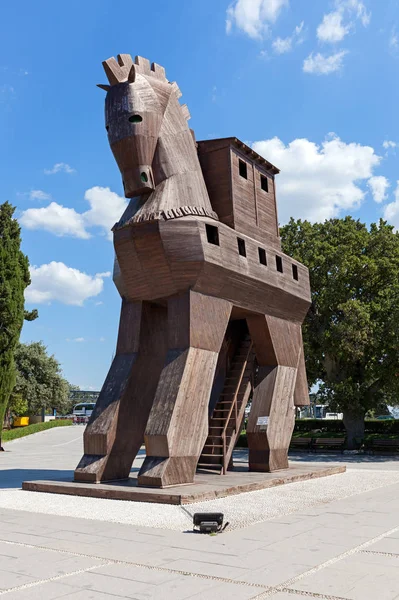 Foto de Canareplica De Cavalo De Tróiacanakkale Waterfront Dardanelles  Turquia O Cavalo De Tróia Da Guerra De Tróia Que Os Gregos Costumavam  Entrar Na Cidade Independente De Tróia E Ganhar A Guerra