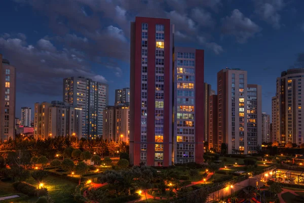 Vista Apartamentos Iluminados Moderno Noite Turquia Istambul — Fotografia de Stock