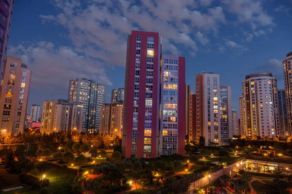 Vista Apartamentos Iluminados Moderno Por Noche Turquía Estambul —  Fotos de Stock