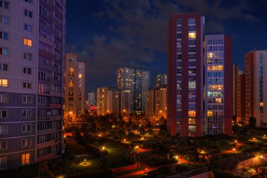 Görünümünü ışıklı dairelerin modern gece zaman, Türkiye, İstanbul 