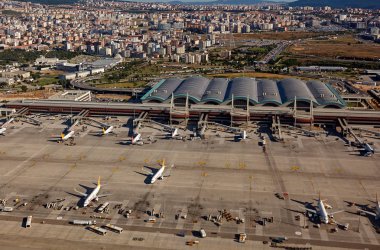 Istanbul, Türkiye - 08 Temmuz 2017: Sabiha Gökçen Havaalanı, gündüz hava manzaraya